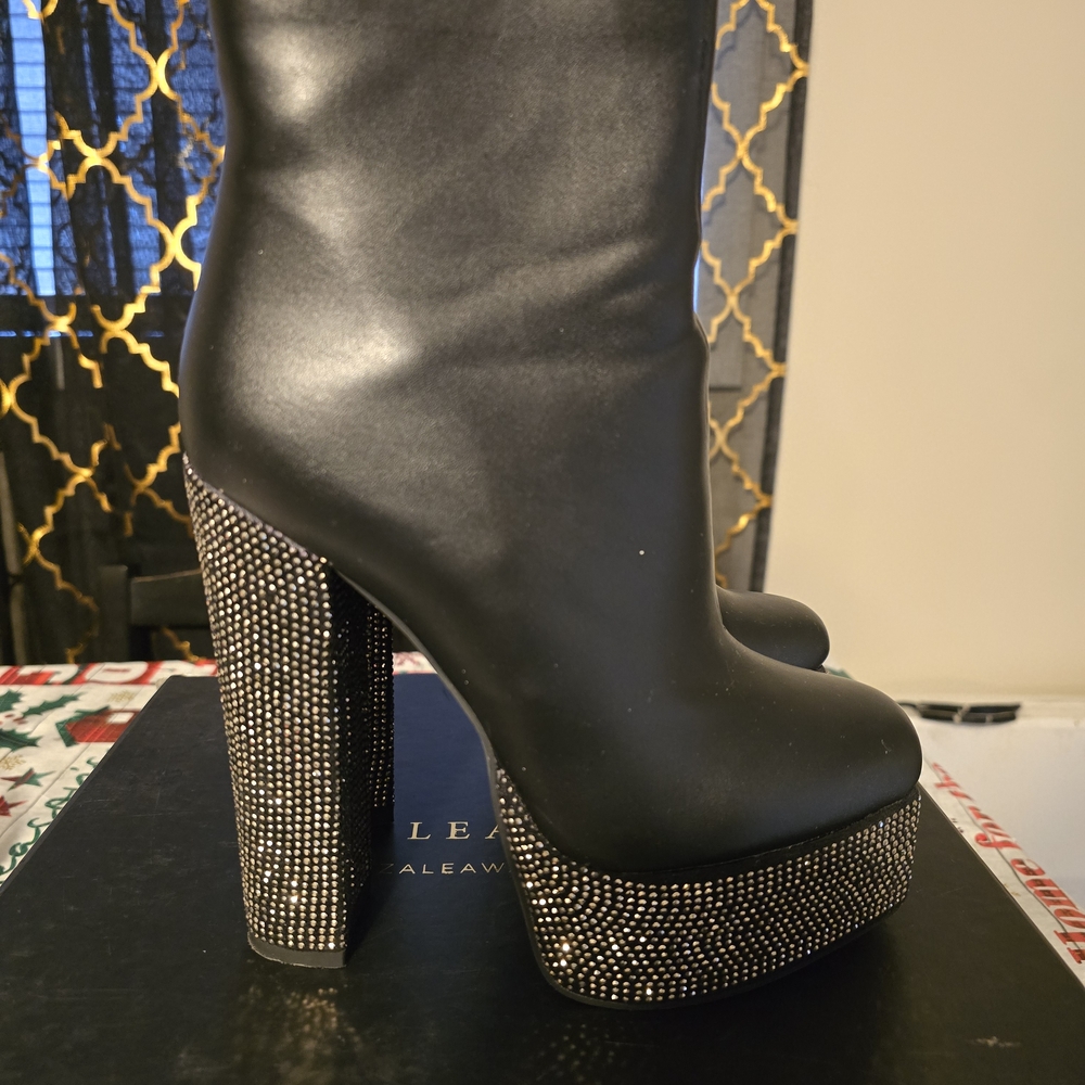 Chic Black Heeled Boots with Sparkling Accents